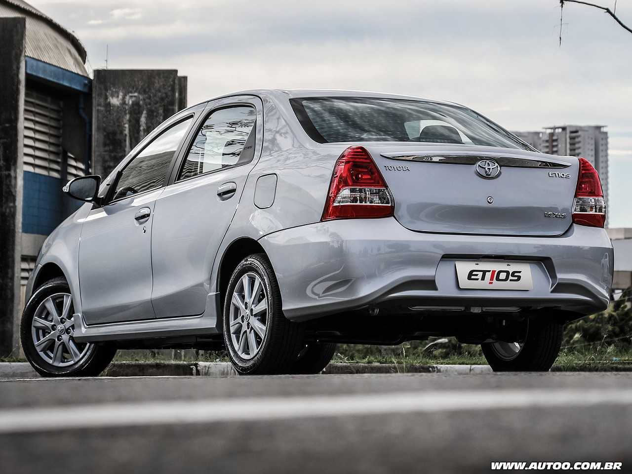 Carro seminovo para trabalhar como motorista de aplicativo