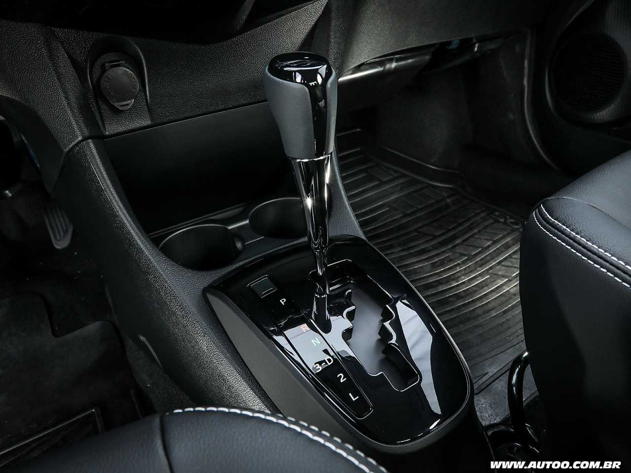 Comprar um carro manual só que mais equipado ou um automático mais simples?