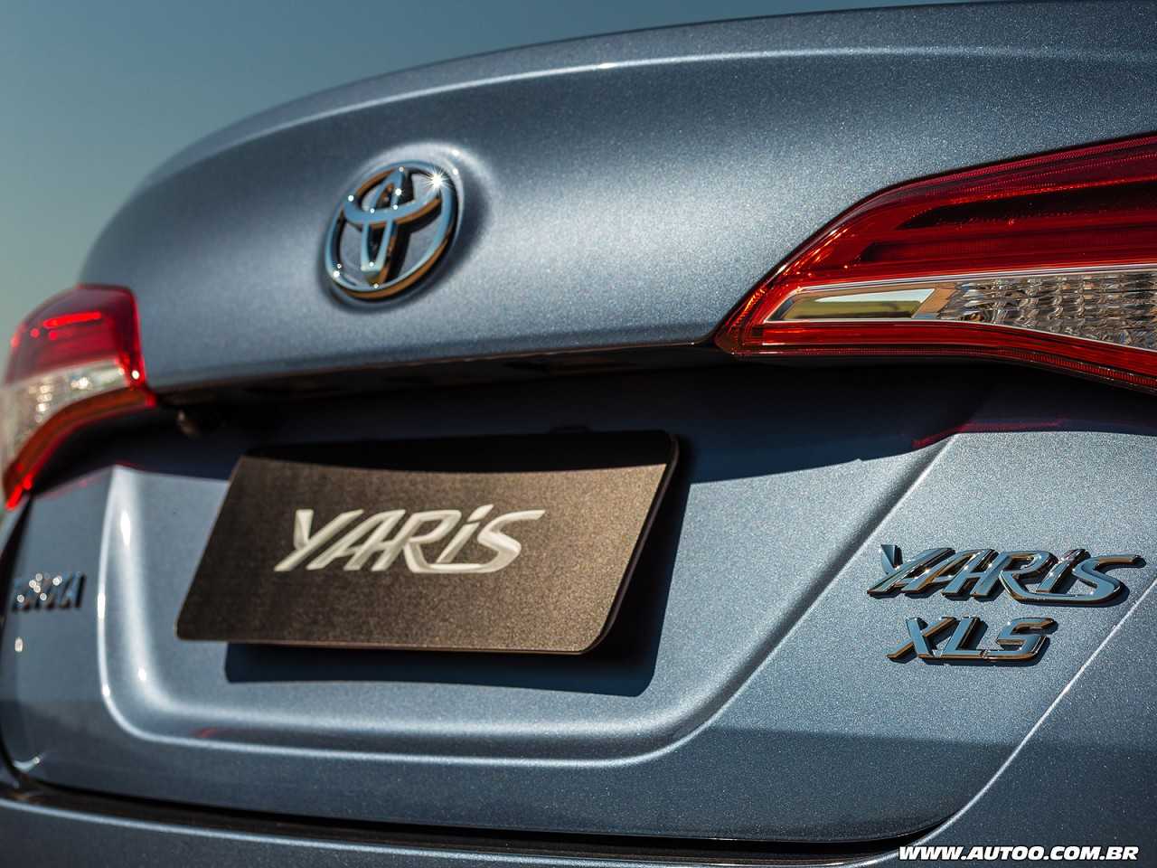 Compro um Toyota Yaris hatch ou o sedã?