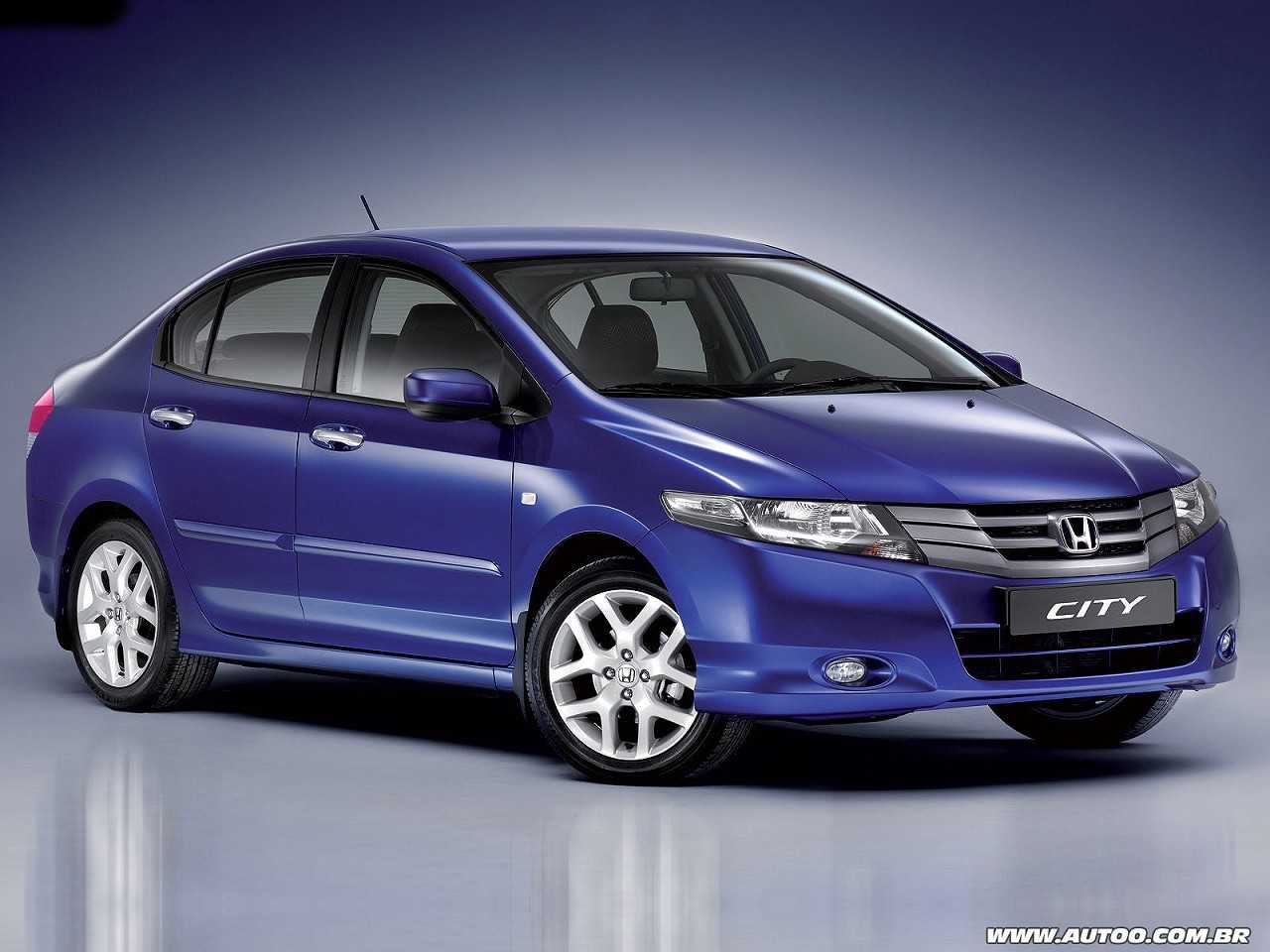 Devo optar por um Honda City 2012 ou um sedã compacto mais novo até R$ 35.000?