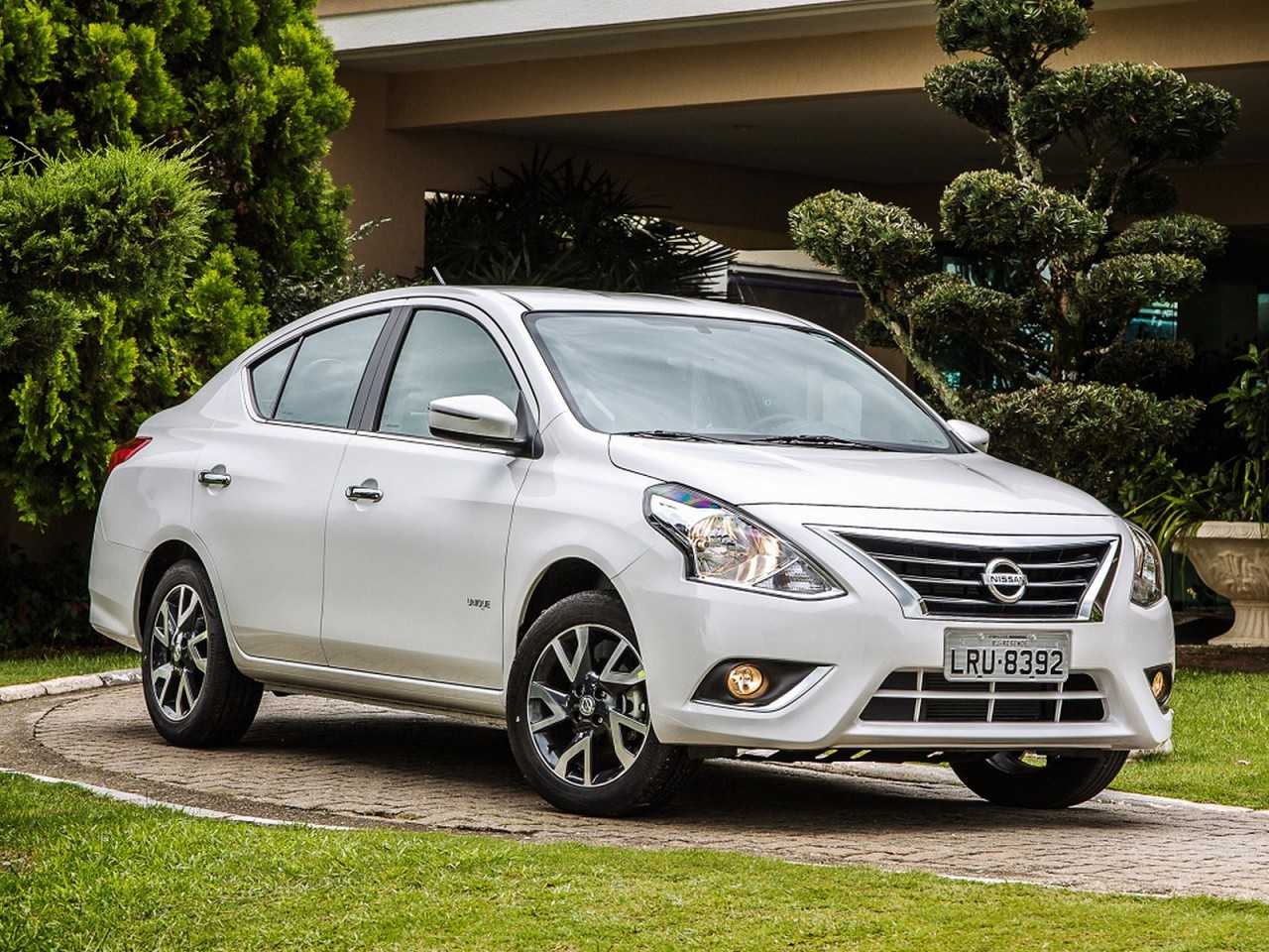 Dúvida envolvendo Nissan Versa, Renault Logan e Toyota Etios