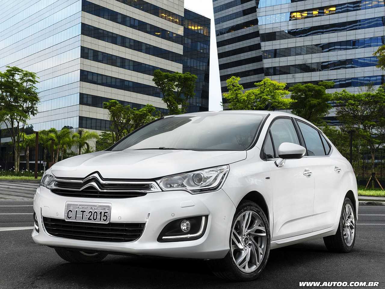 Entre Citroën C4 Lounge e Toyota Corolla na compra para PCD