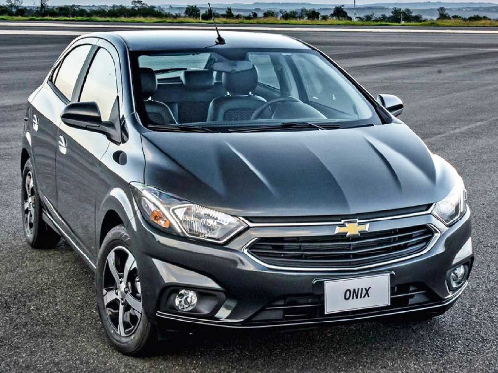 Fiat Punto 1.6 ou Chevrolet Onix 1.4?