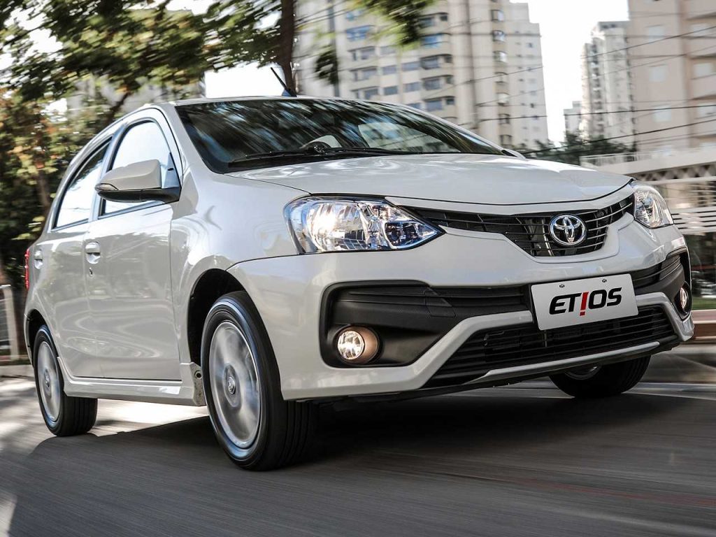 Hora de trocar o Renegade: um Fit seminovo ou um Etios 0 km?