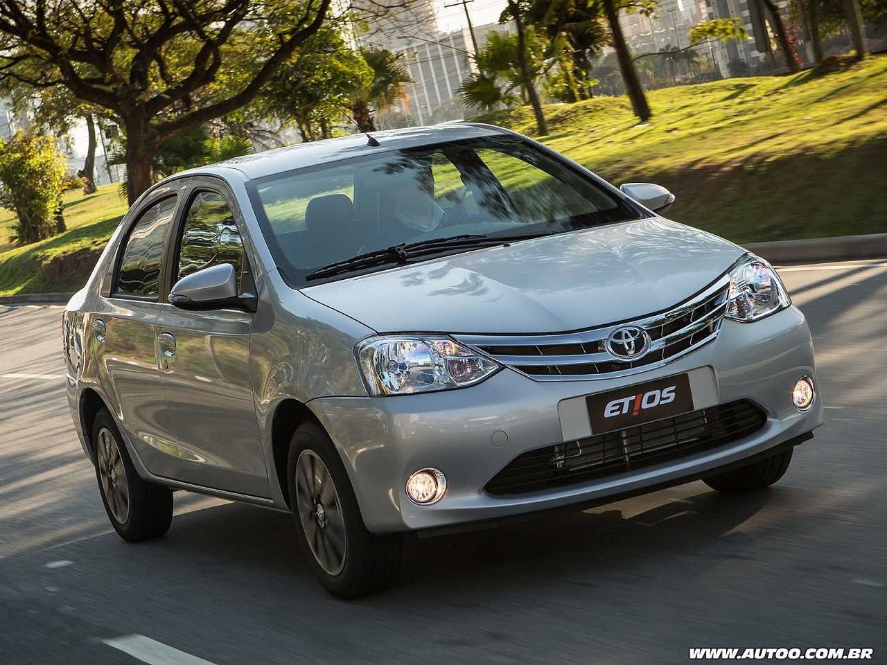 Hyundai HB20S, Honda Fit ou Toyota Etios Sedã?