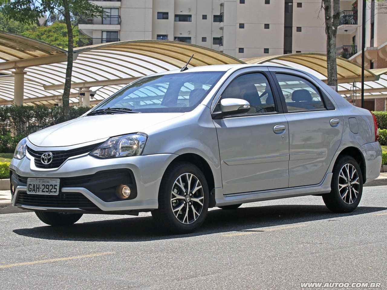 Hyundai HB20S Premium, Toyota Etios Sedã Platinum ou um Chevrolet Cobalt Elite?