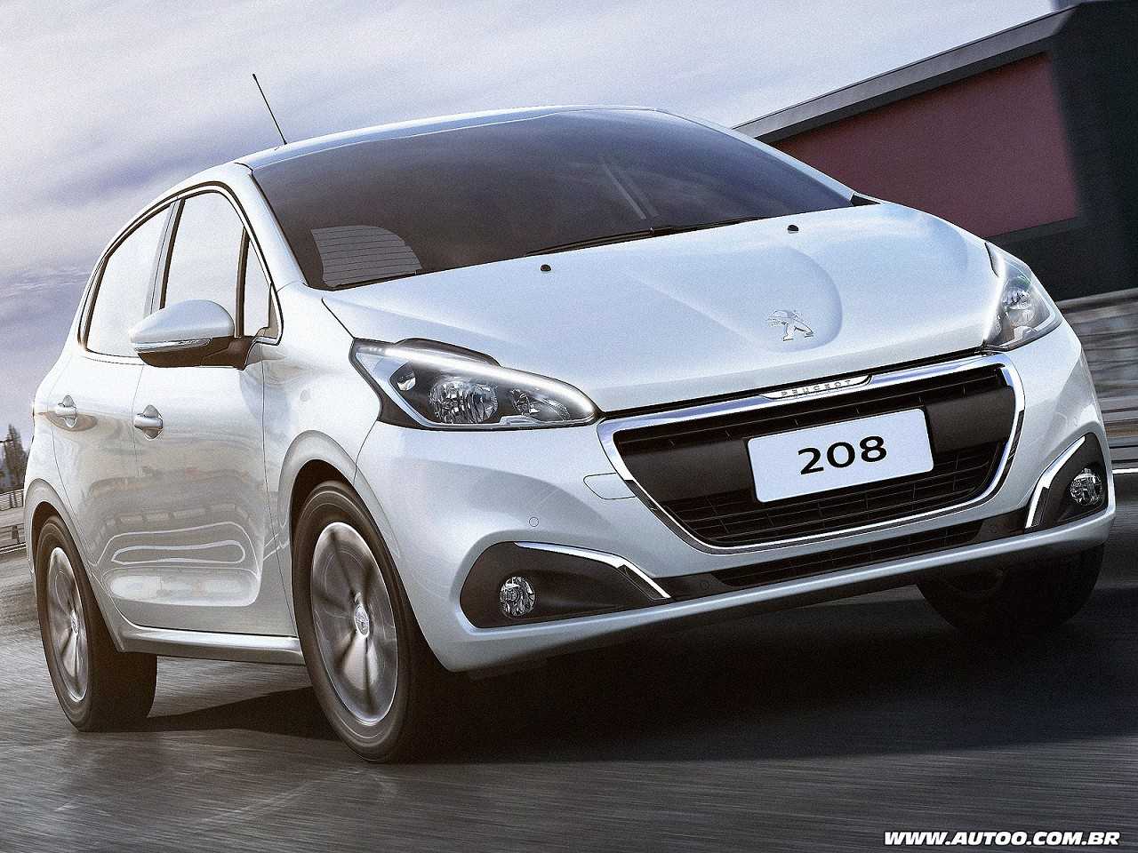 Leitor em dúvida na compra com isenção: Peugeot 208 Allure ou Chevrolet Onix LTZ?