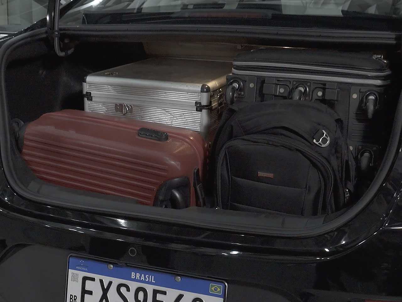Sedã econômico, com porta-malas grande e baixo custo de manutenção