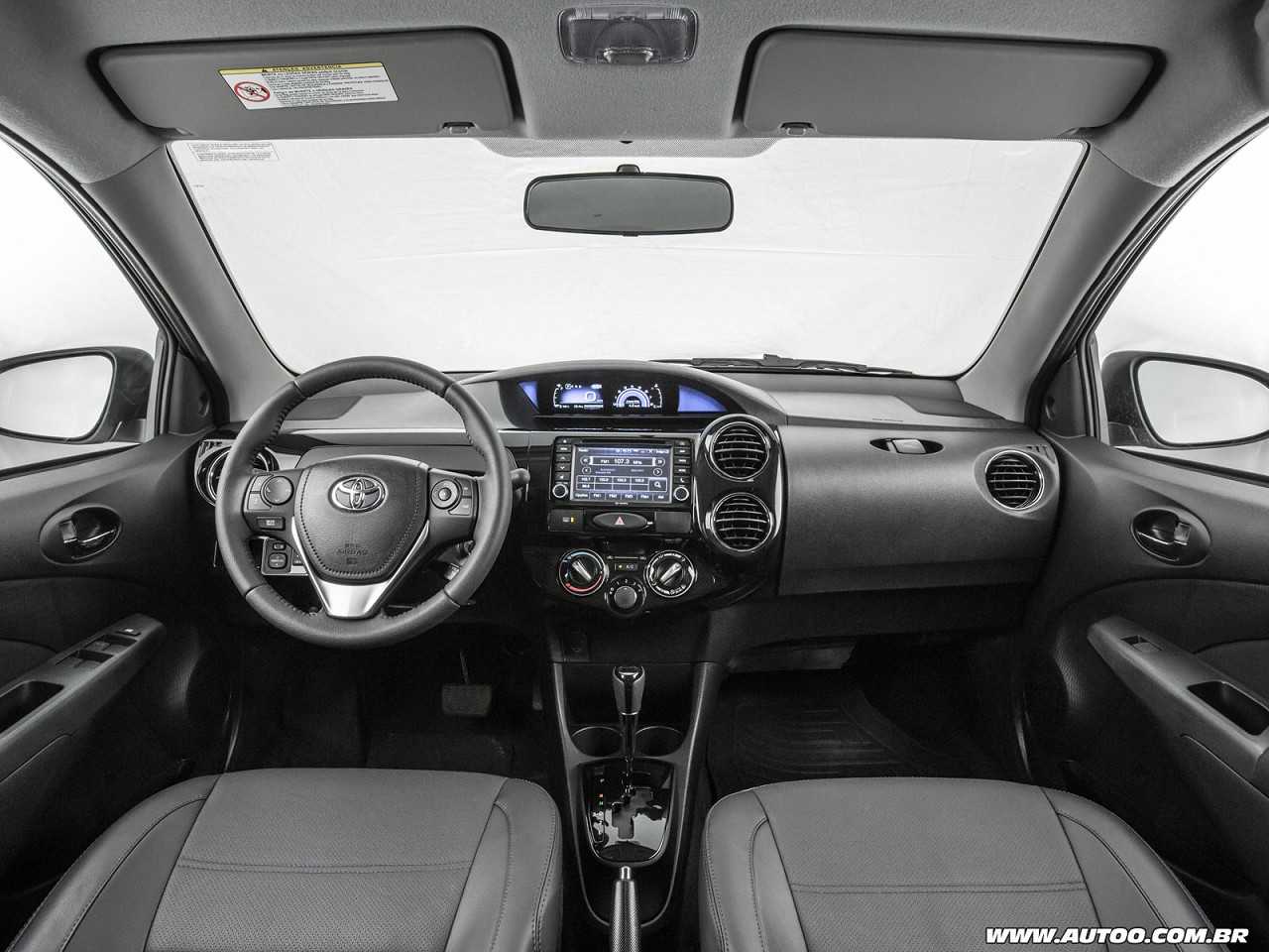 Toyota Etios Sedã XS ou Ford Ka+ SE Plus 1.5, ambos com câmbio manual?