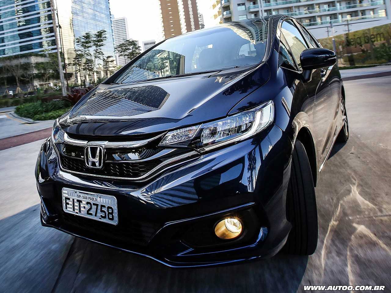 Um Honda Fit EX novo ou um Toyota Corolla GLi 2015?