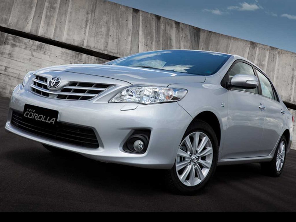 Um Hyundai Azera ou um Toyota Corolla, ambos 2011?