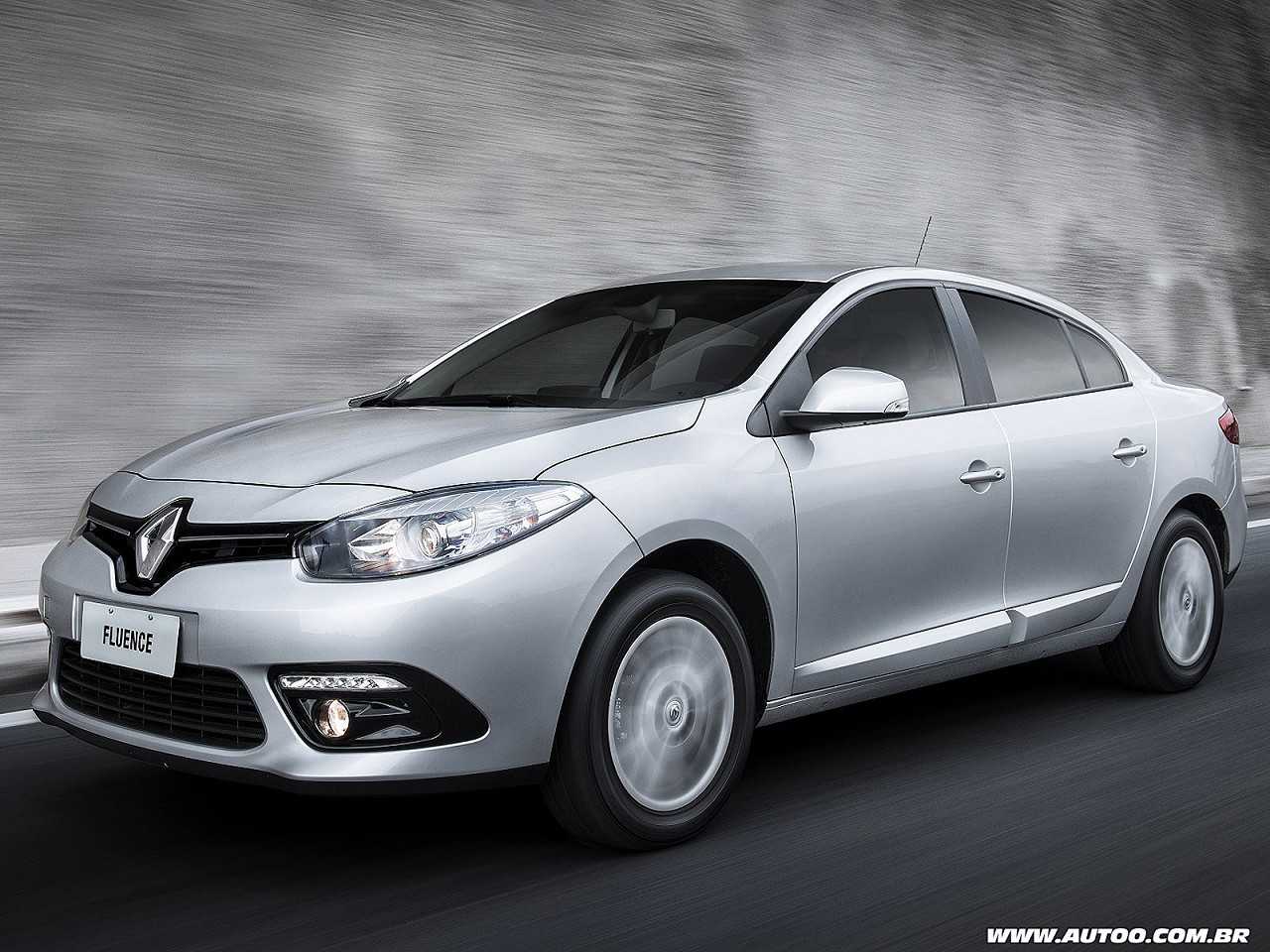 Compra com isenção: Toyota Corolla básico ou Renault Fluence?