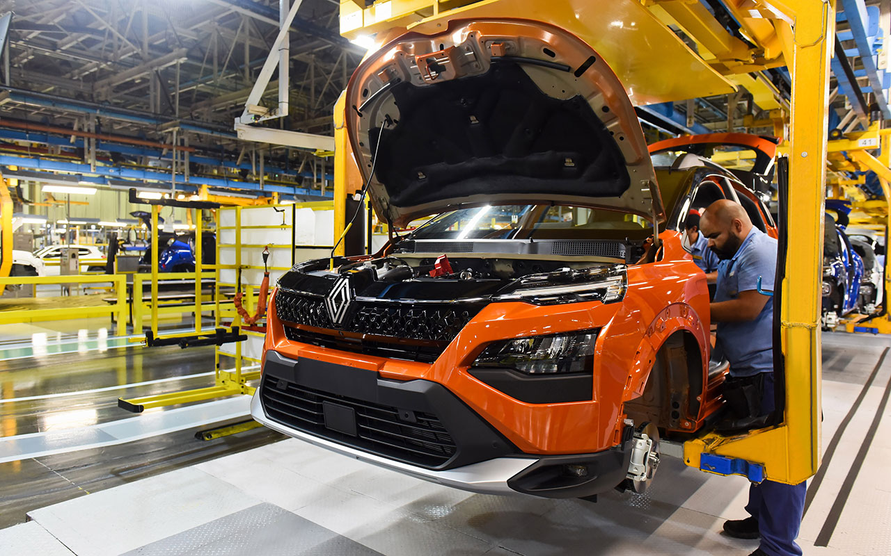 Imagem de arquivo da linha de montagem da Renault, com veículo laranja de capô aberto
