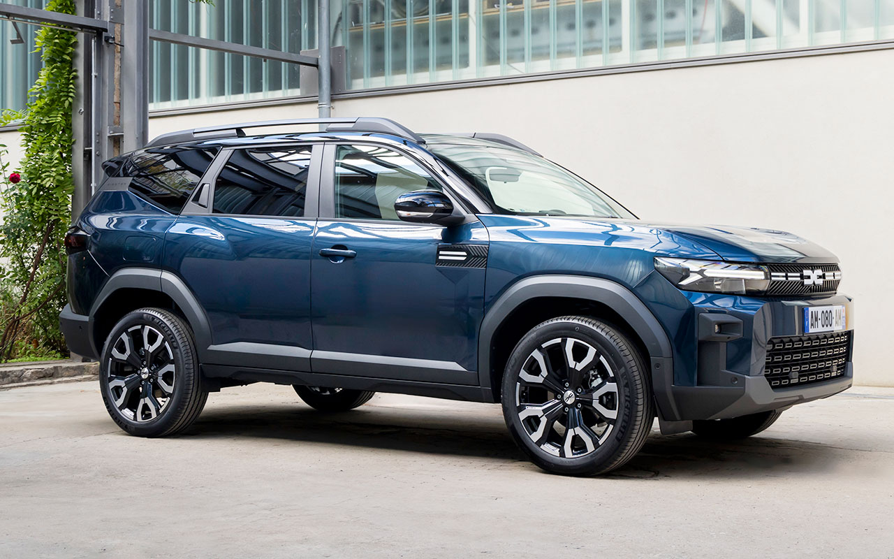 Dacia Bigster azul sem camuflagem, visto de três quartos dianteiros