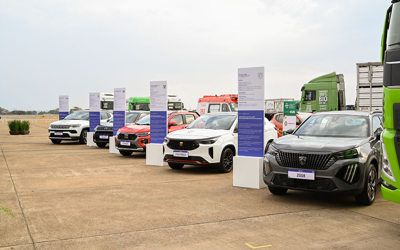 Modelos de marcas da Stellantis expostos lado a lado, com Peugeot 2008, Fiat Fastback, Fiat Strada, Citroën C3 e Jeep Compass