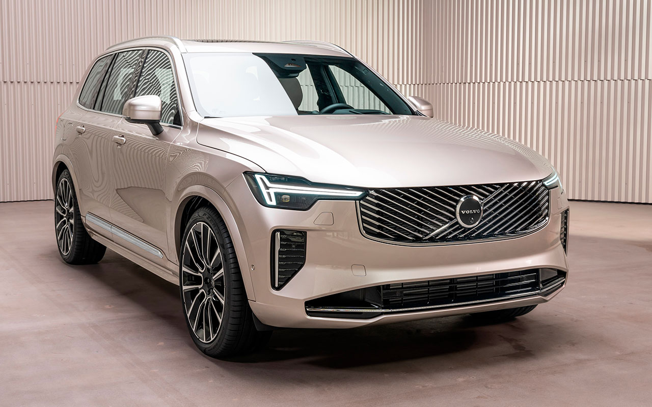 Volvo XC90 em vista de três quartos dianteiros em estúdio