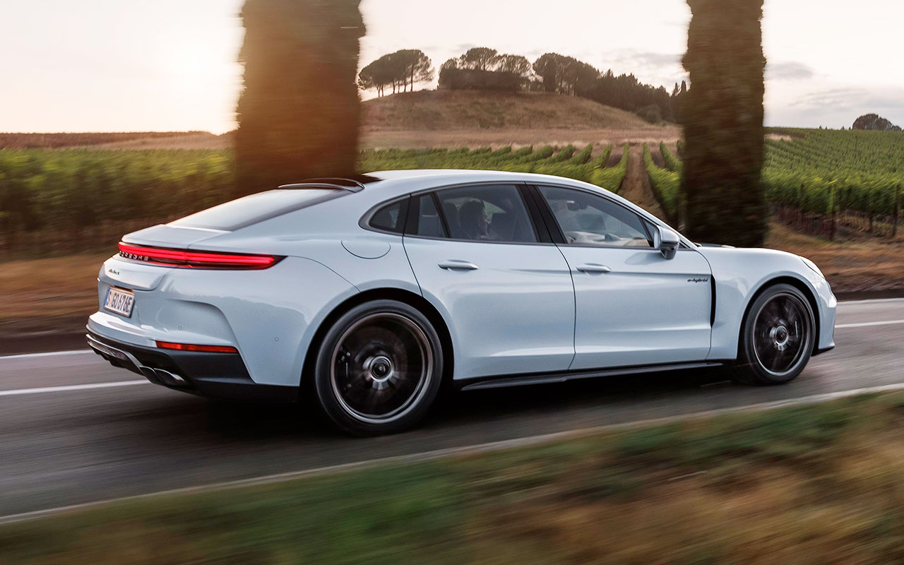 Porsche Panamera híbrido em vista lateral e traseira