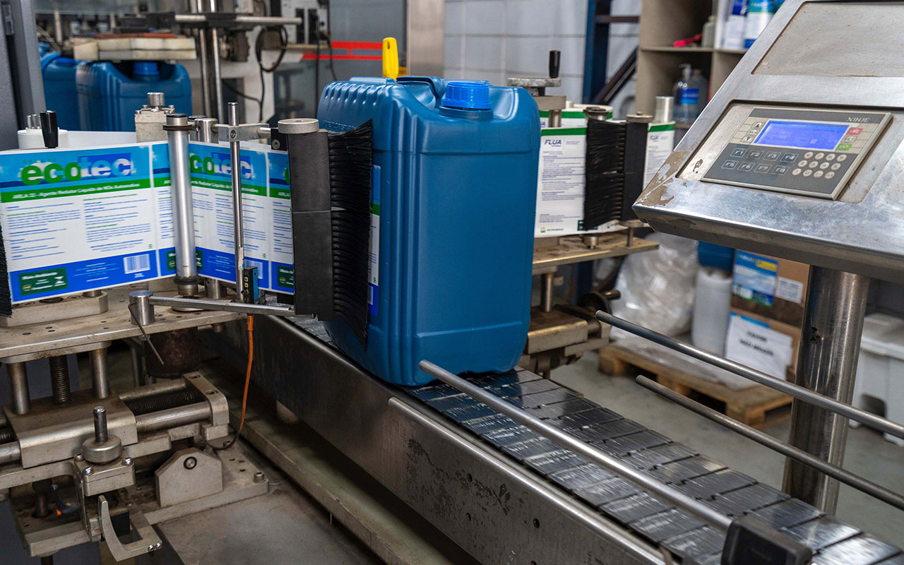 Embalagem de Arla 32 na linha de produção