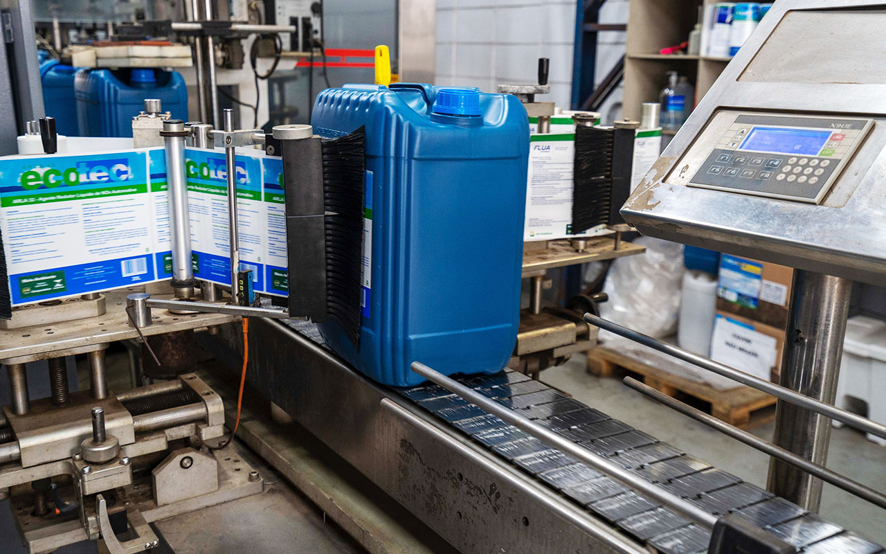 Embalagem azul de Arla 32 na linha de produção