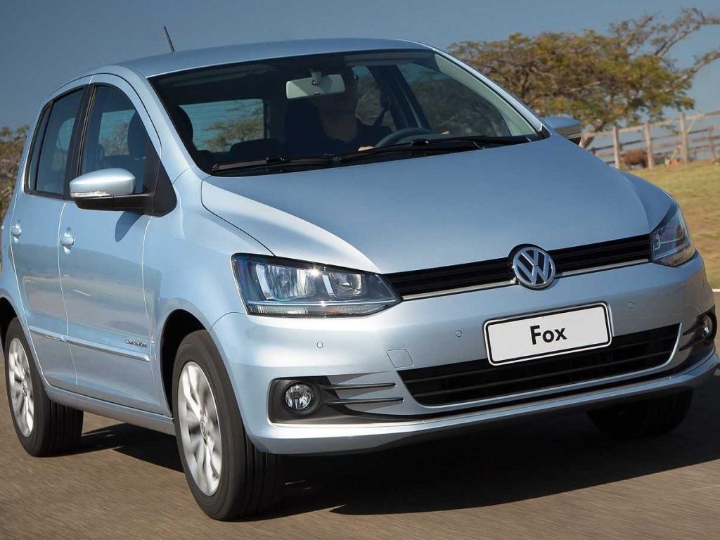 Entre um Volkswagen Fox Comfortline e um Chevrolet Onix LTZ