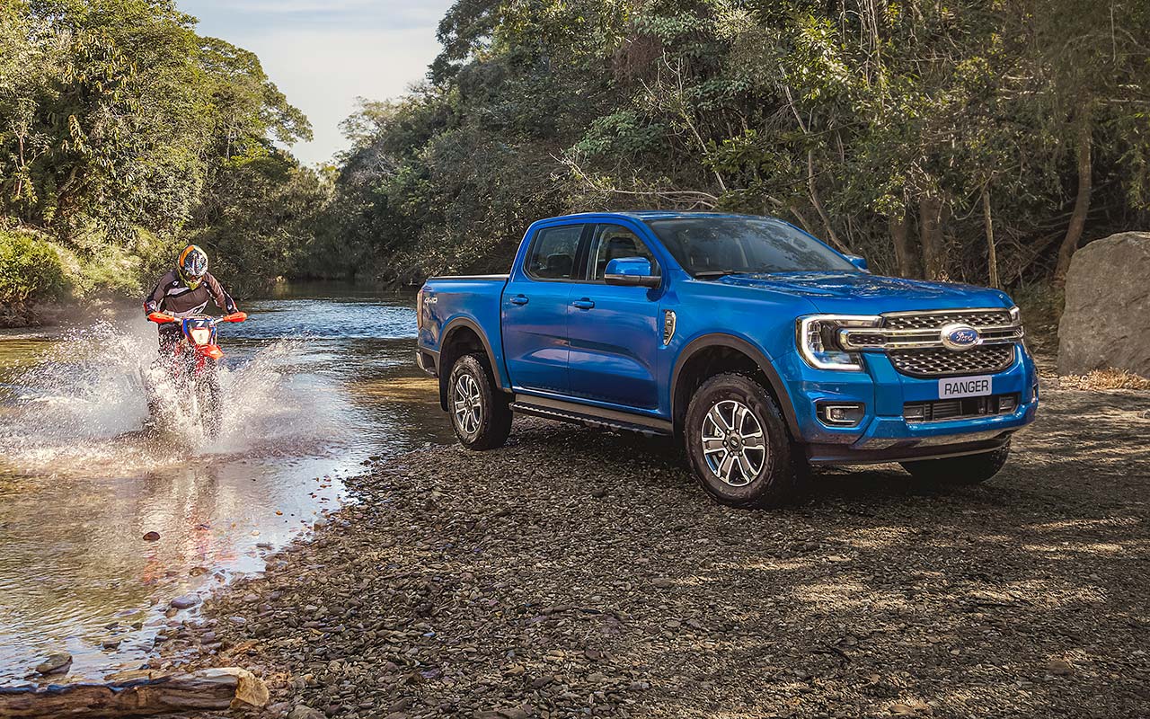 Ford Ranger XLT azul em cenário fora de estrada