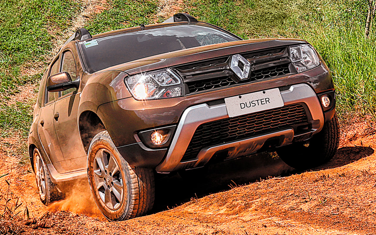 Renault Duster 2016 marrom em uma trilha de terra
