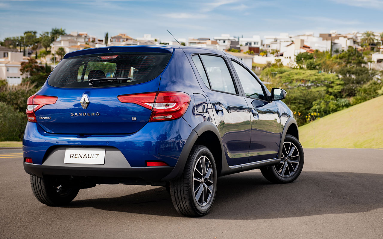 Renault Sandero azul visto pela traseira em três quartos