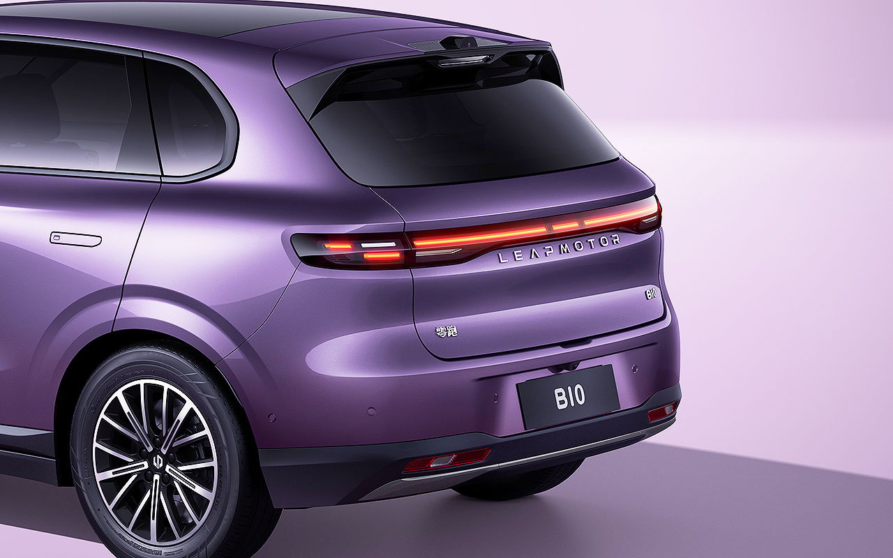 Leapmotor B10 roxo visto de três quartos traseiro