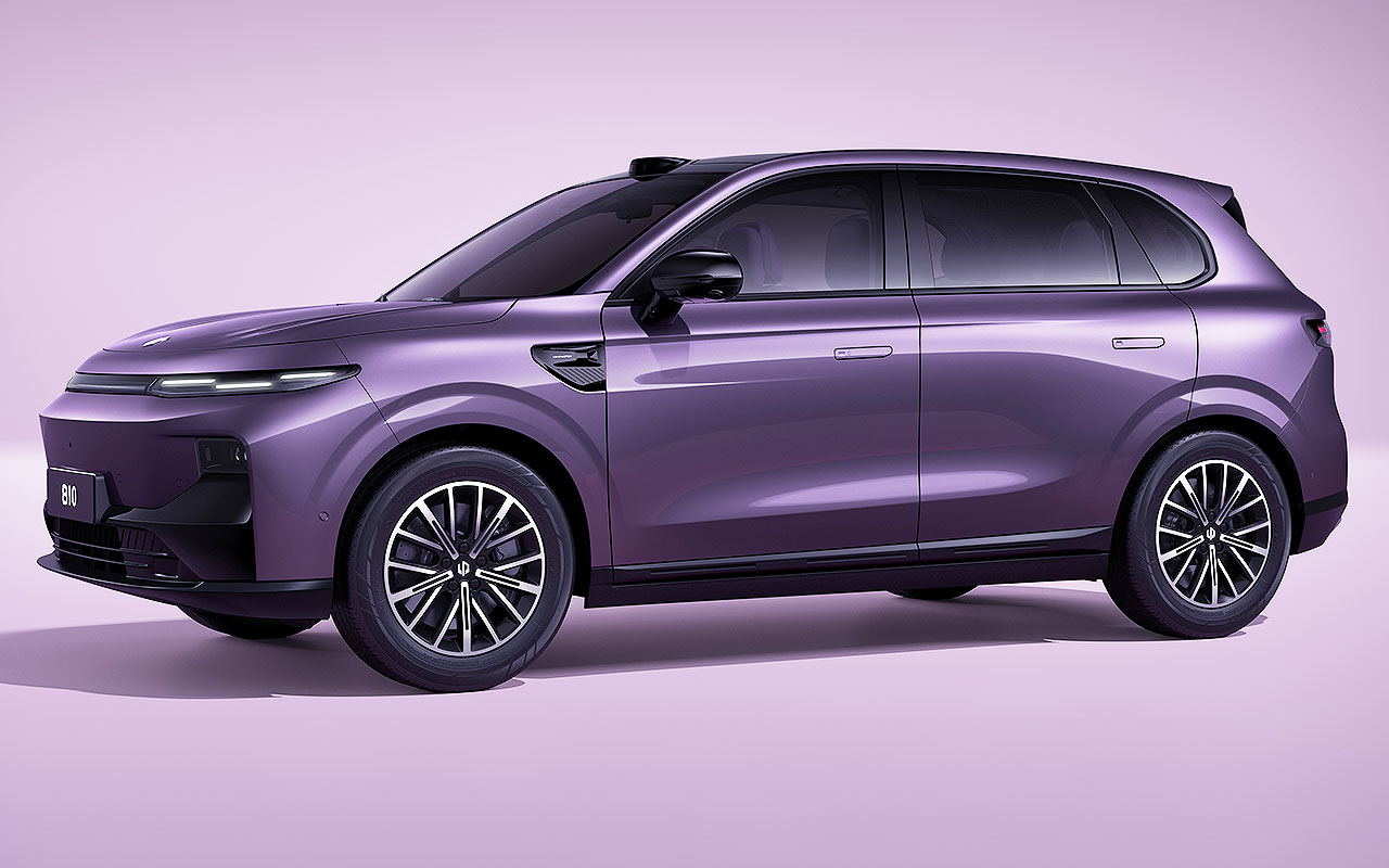 Leapmotor B10 roxo em vista três-quartos dianteira, em imagem de acervo