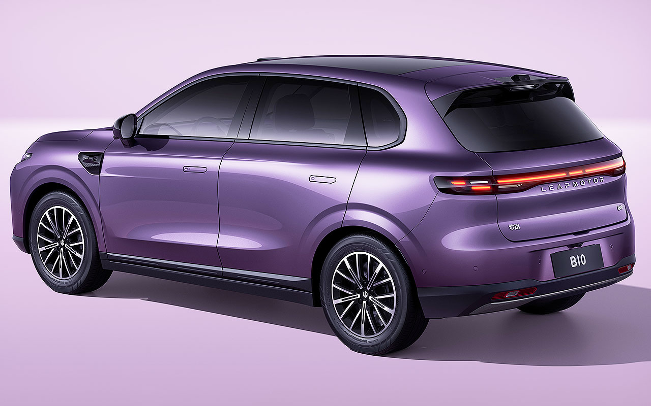 Leapmotor B10 roxo em vista três-quartos traseira, em imagem de acervo