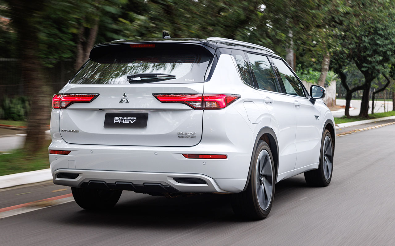 Mitsubishi Outlander PHEV branco vendido no Brasil, em vista traseira de três quartos