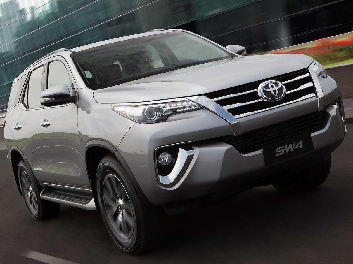 Comprar um Mitsubishi Pajero ou partir para um Toyota SW4, ambos a diesel?