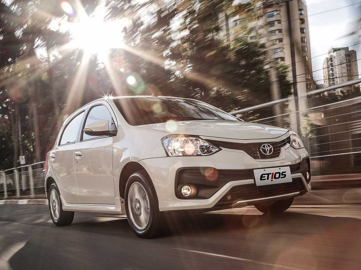Escolha difícil: um VW up! TSI ou um Toyota Etios X automático para usar na cidade?