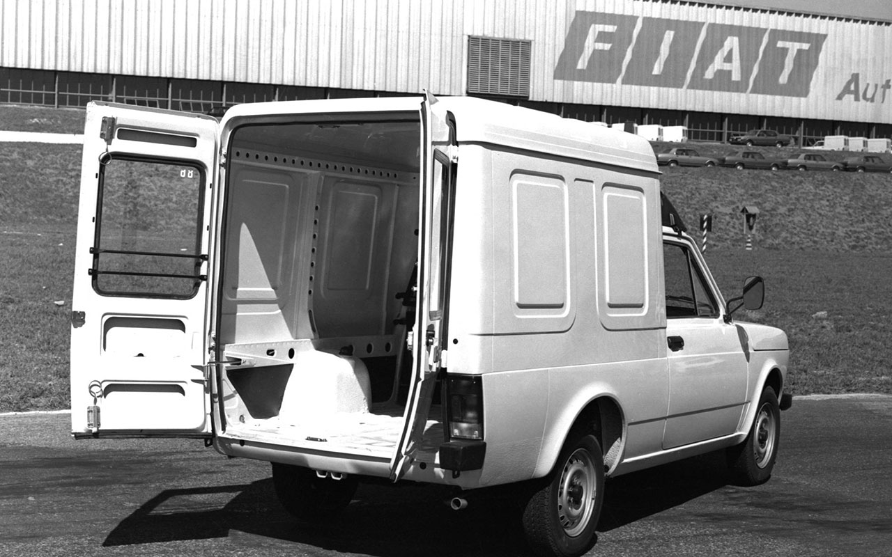 Fiat Fiorino histórica com portas traseiras abertas