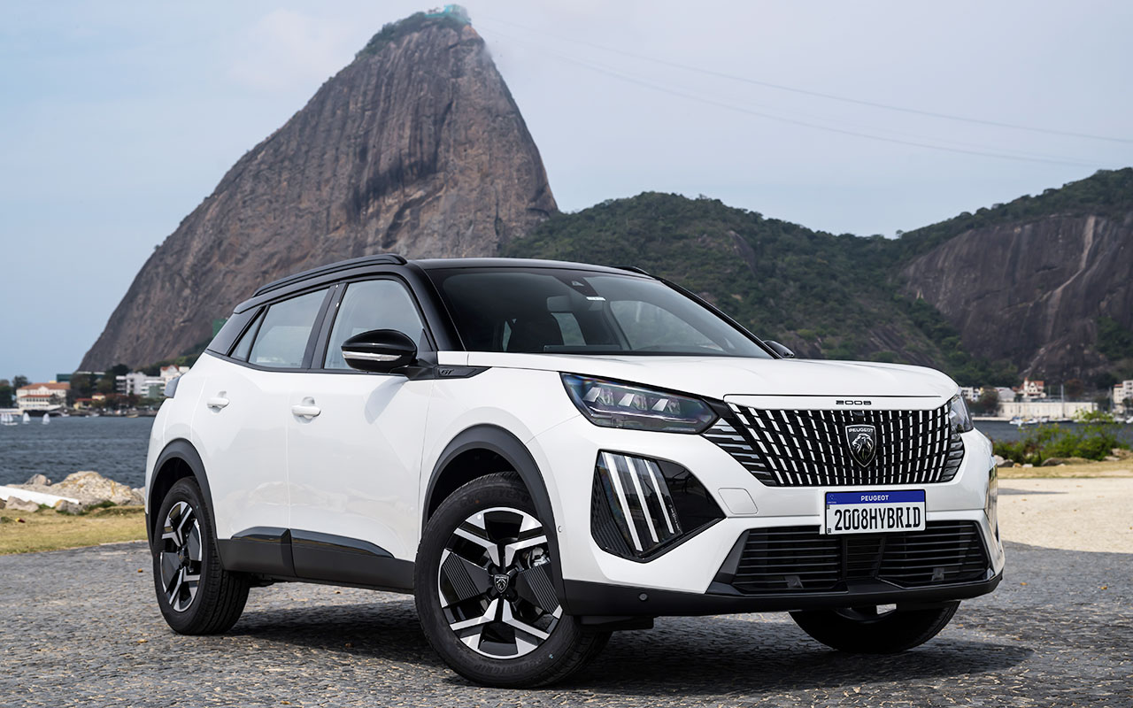 Peugeot 2008 GT Hybrid branco em imagem de divulgação