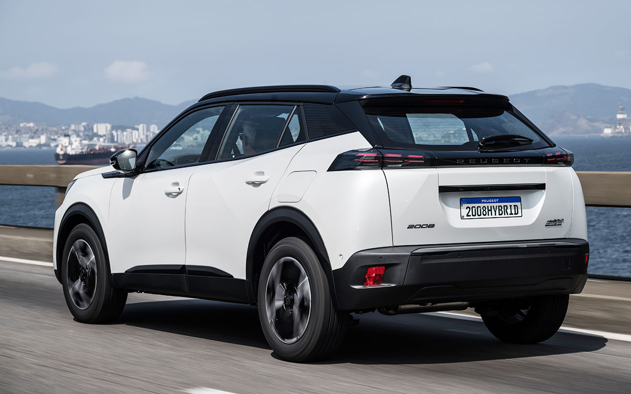 Peugeot 2008 GT Hybrid branco visto de trás e de lado