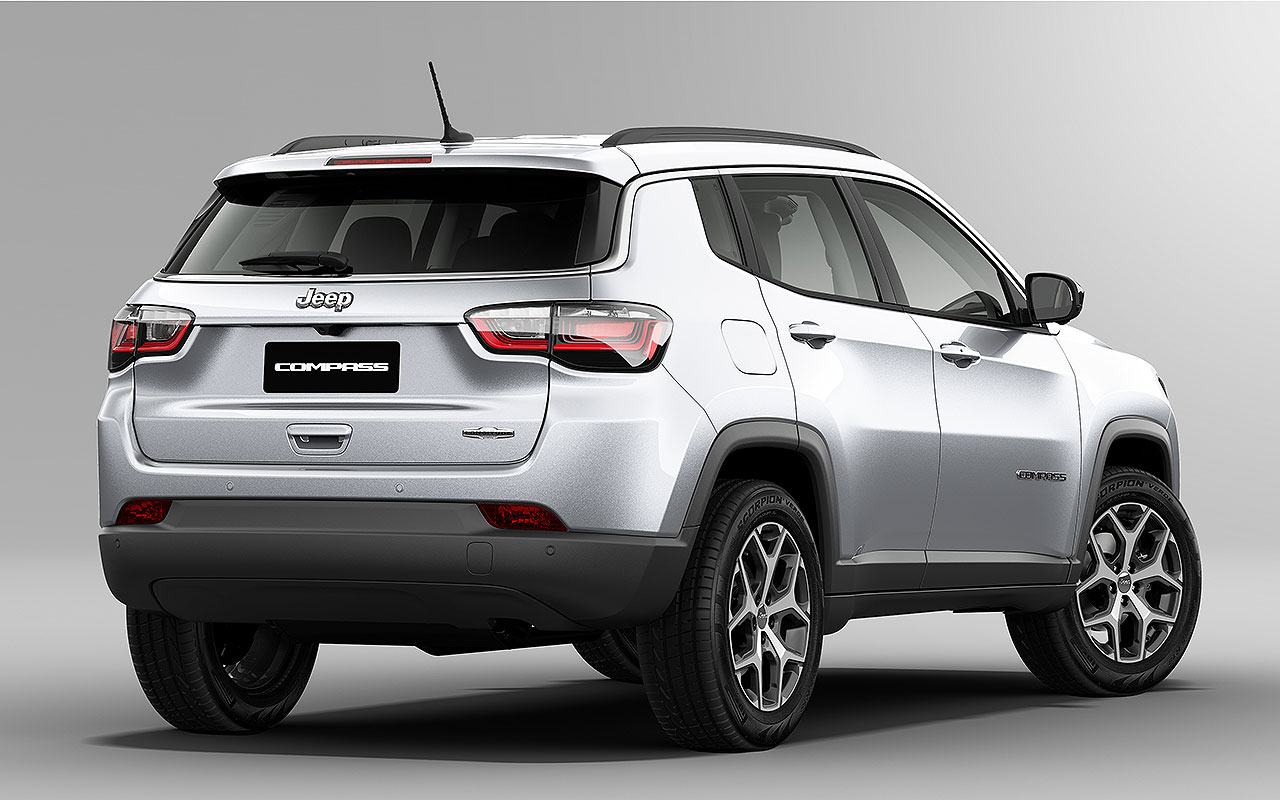 Jeep Compass Longitude prata visto pela traseira e pelo lado direito