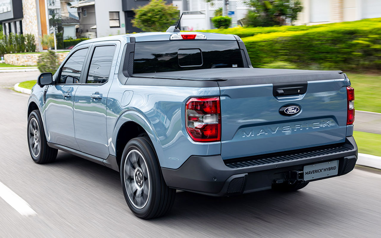 Ford Maverick Hybrid vista em três quartos traseiros, em movimento