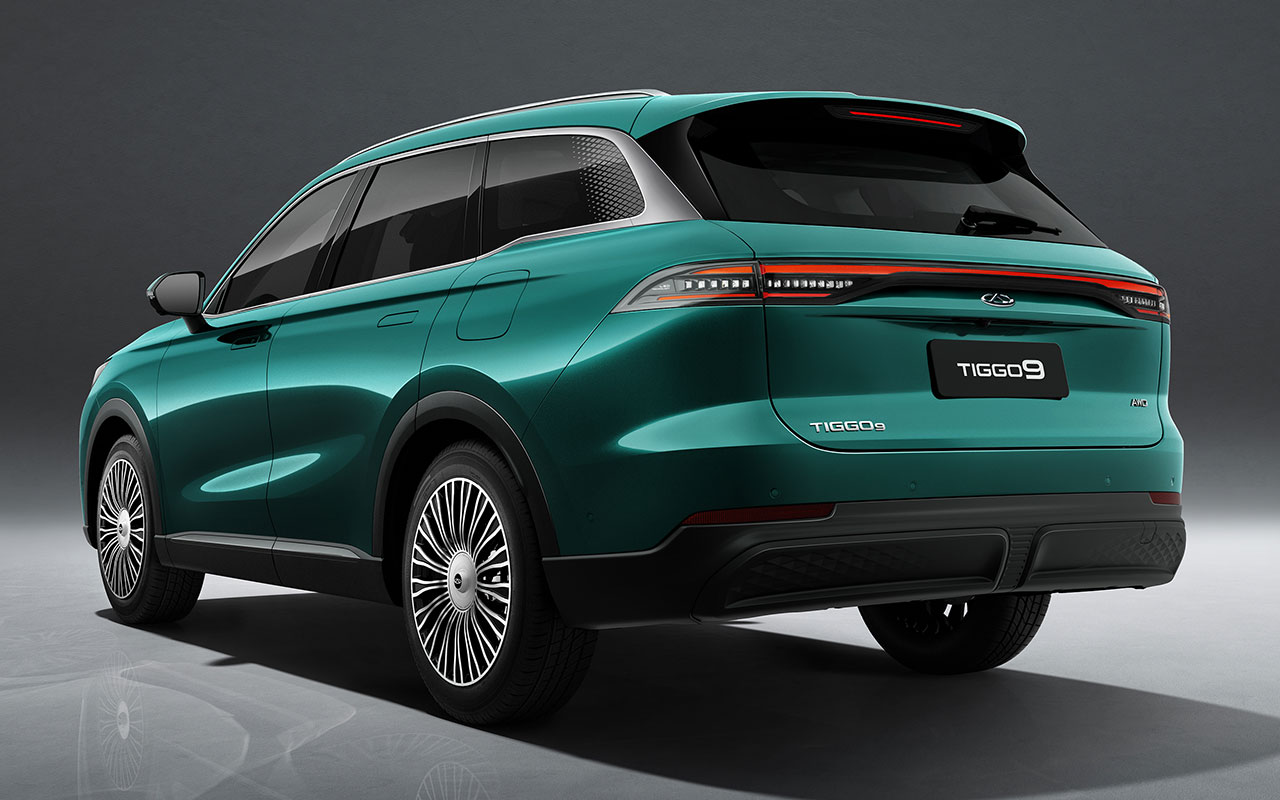 Tiggo 9 verde visto de trás e de lado em imagem de divulgação