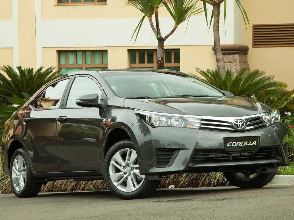 Hyundai HB20S Premium ou Toyota Corolla GLi Upper?