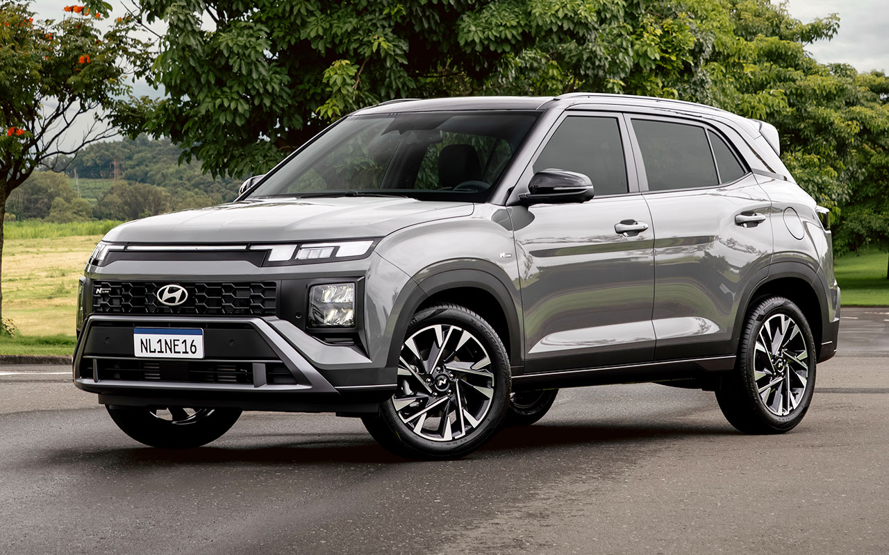 Hyundai Creta N Line cinza visto de frente e de lado em uma via arborizada