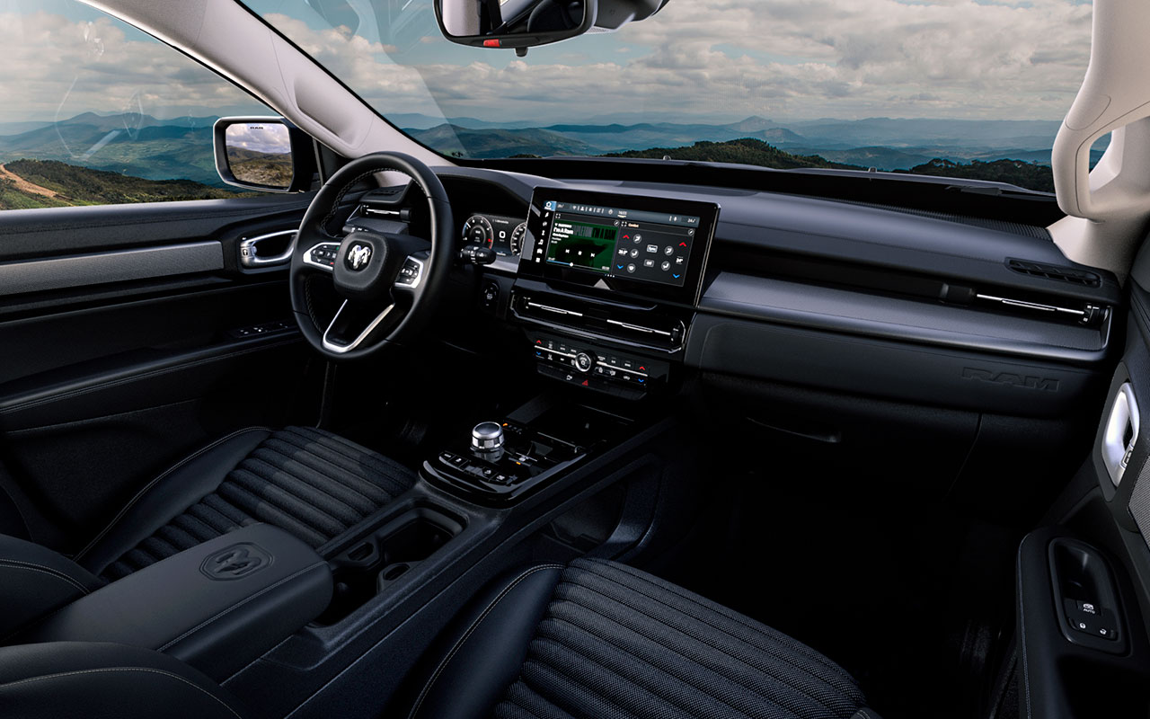 Interior da Ram Rampage Big Horn com bancos de tecido preto e central multimídia