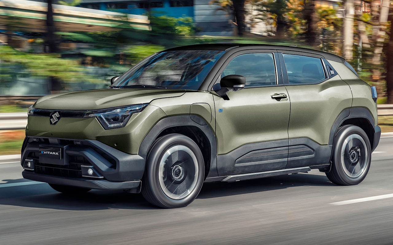 Suzuki e Vitara elétrico em movimento, visto de frente e de lado