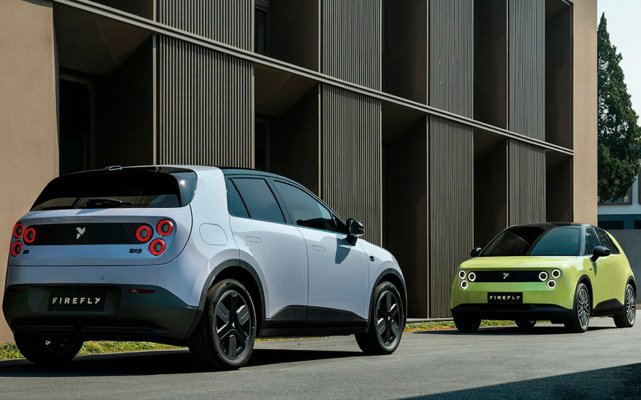 Dois compactos elétricos Firefly, um visto de traseira e outro de frente, em foto de arquivo