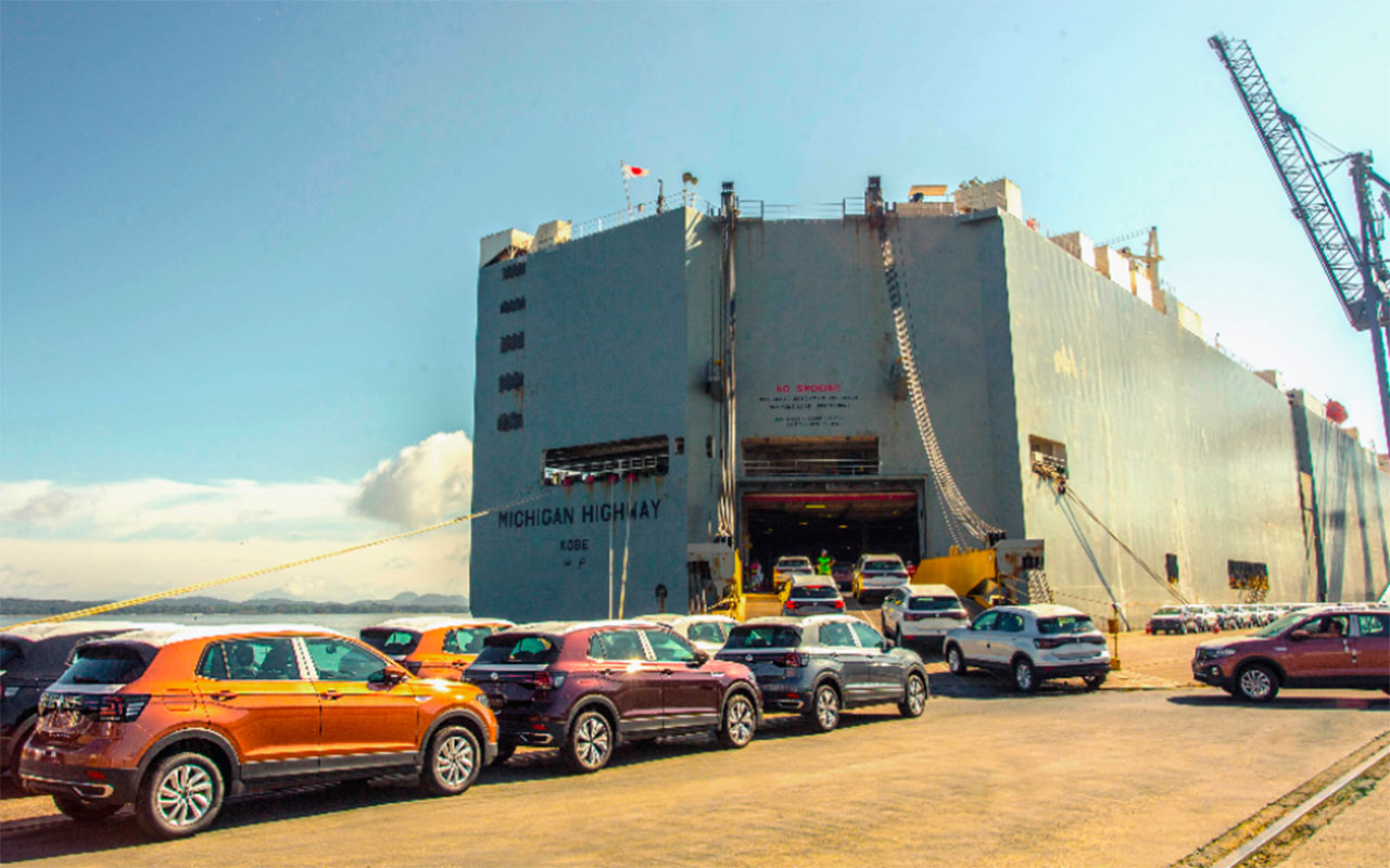 Automóveis próximos à rampa de um navio de transporte de veículos