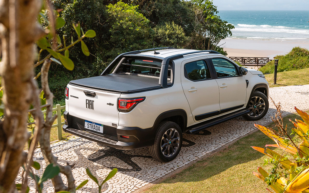 Fiat Strada Ultra branca vista de três quartos traseiros