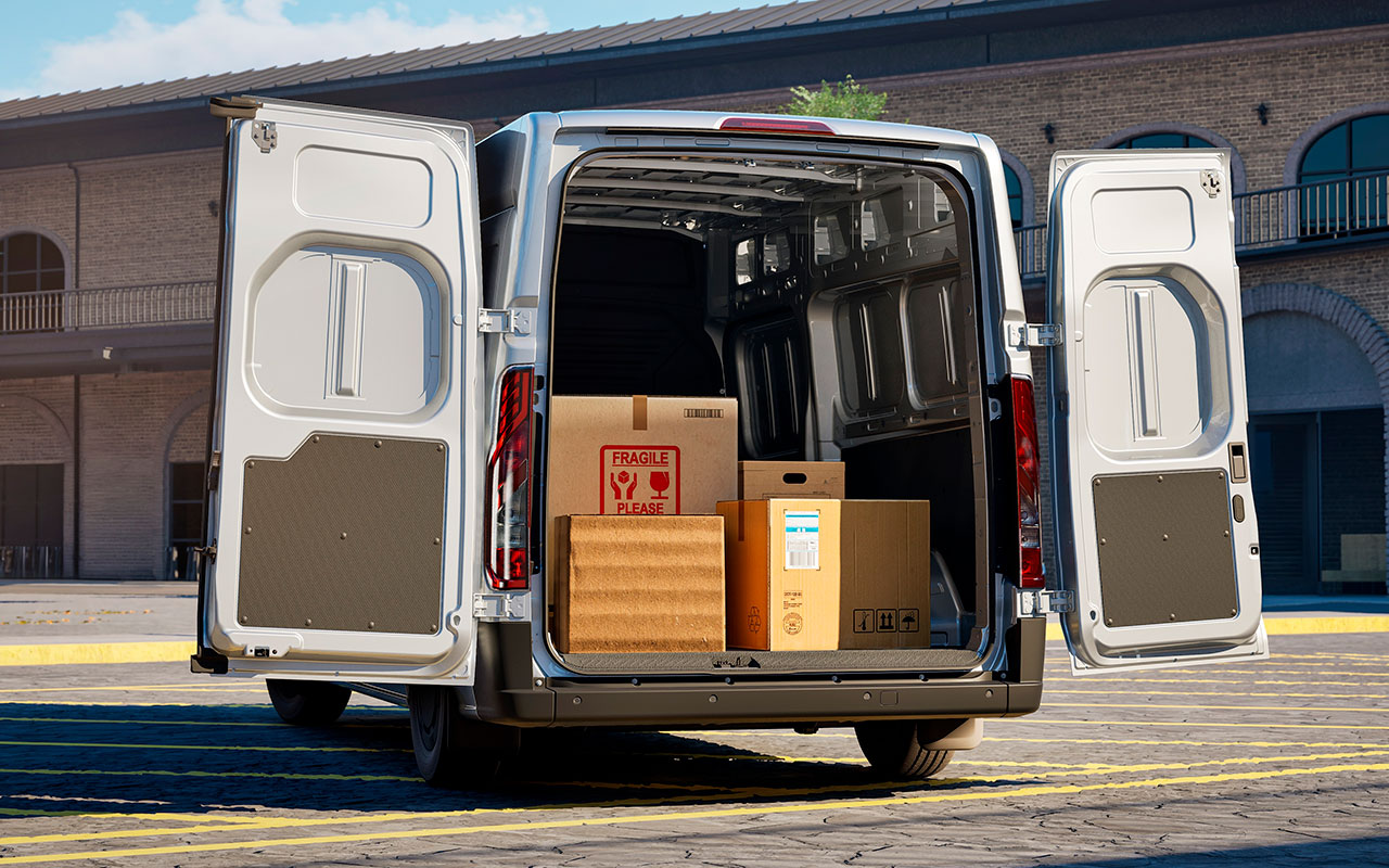 Compartimento de carga da Ford Transit City elétrica com portas traseiras abertas