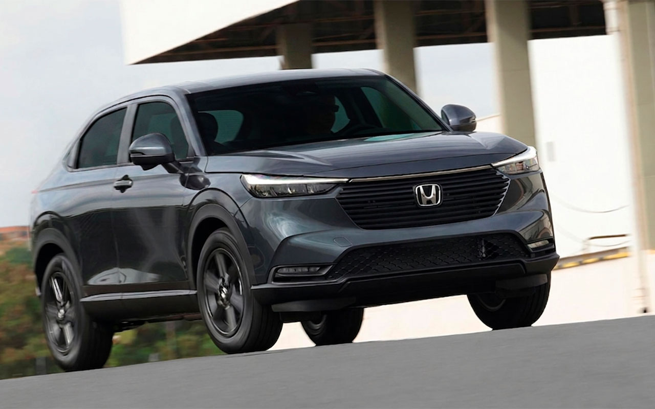 Honda HR-V cinza visto de frente e de lado em uma via pavimentada