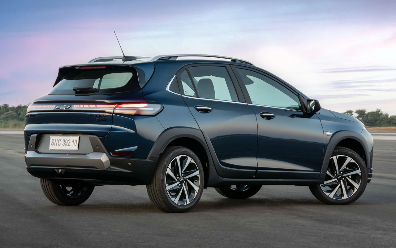 Chevrolet Sonic Premier azul visto de três quartos traseiro, com rodas de liga leve