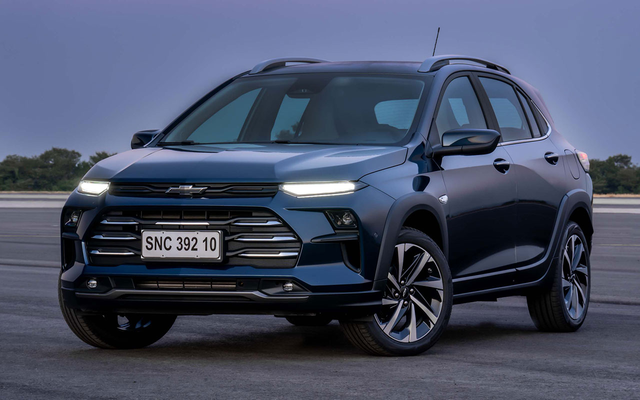 Chevrolet Sonic Premier azul visto de três quartos dianteiro, com rodas de liga leve